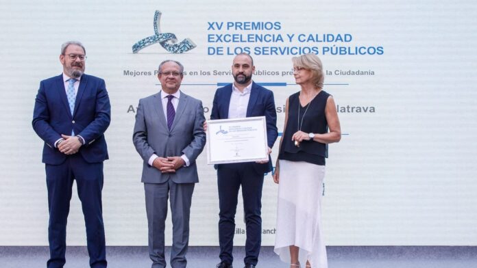 el alcalde junto al consejero en la entrega ayer del premio