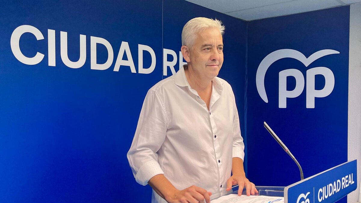 Enrique Belda durante la rueda de prensa en la que reclama inversiones para las infraestructuras de la provincia de Ciudad Real.