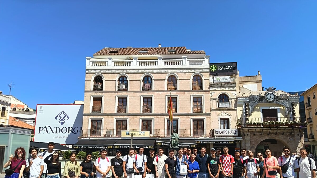 Grupo de estudiantes internacionales en la Plaza Mayor de Ciudad Real