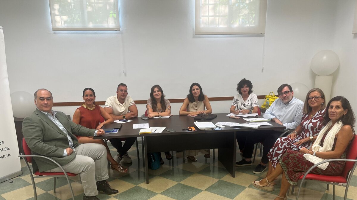 Reunión de la Mesa Municipal de Salud Comunitaria con representantes de colegios profesionales y personal sanitario en el Ayuntamiento de Ciudad Real.
