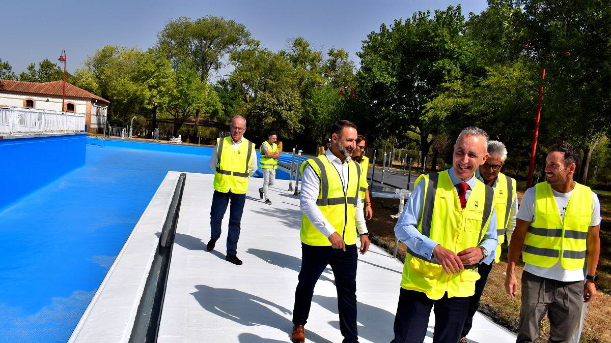PORTADA 14 Visita del alcalde de Puertollano y responsables municipales a las obras de rehabilitación de la piscina de la Dehesa Boyal.