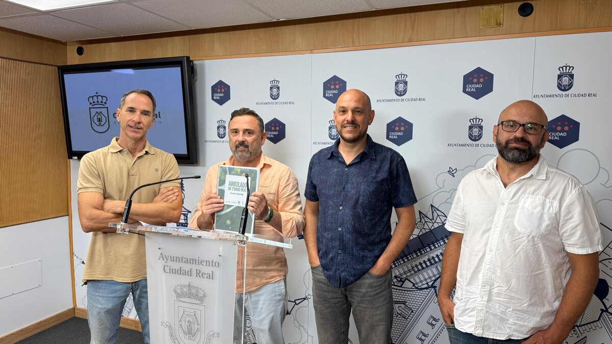 Gregorio Oraá y responsables del Plan Director del Arbolado durante la presentación del documento estratégico para la gestión del bosque urbano de Ciudad Real.