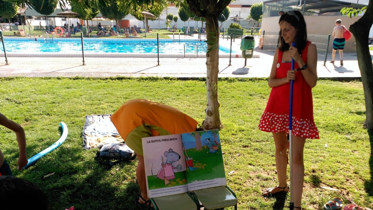 actividades de lectura y talleres de la Bibliopiscina en la piscina municipal de Bolaños durante el verano.
