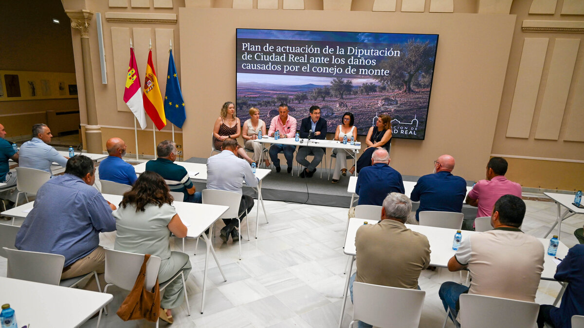 representantes municipales, agricultores y sociedades de cazadores para abordar las ayudas contra la plaga de conejos.