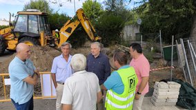 Francisco Cañizares y Miguel Hervás durante la visita a las obras del depósito para reutilizar agua de lluvia en el campo de fútbol El Ejido de Las Casas.