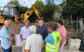 Francisco Cañizares y Miguel Hervás durante la visita a las obras del depósito para reutilizar agua de lluvia en el campo de fútbol El Ejido de Las Casas.