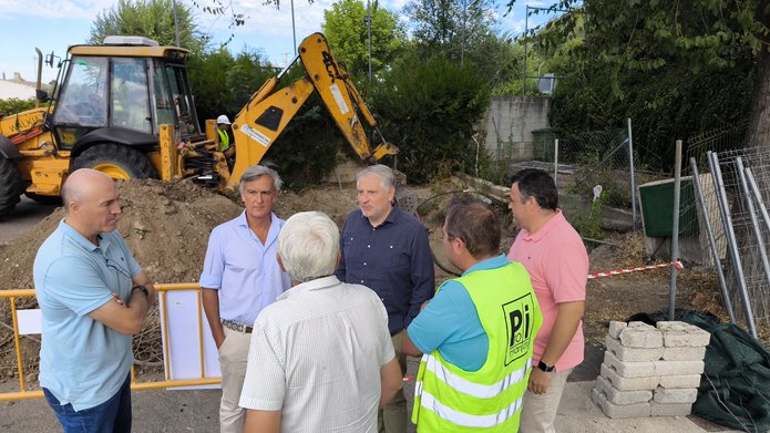 Francisco Cañizares y Miguel Hervás durante la visita a las obras del depósito para reutilizar agua de lluvia en el campo de fútbol El Ejido de Las Casas.