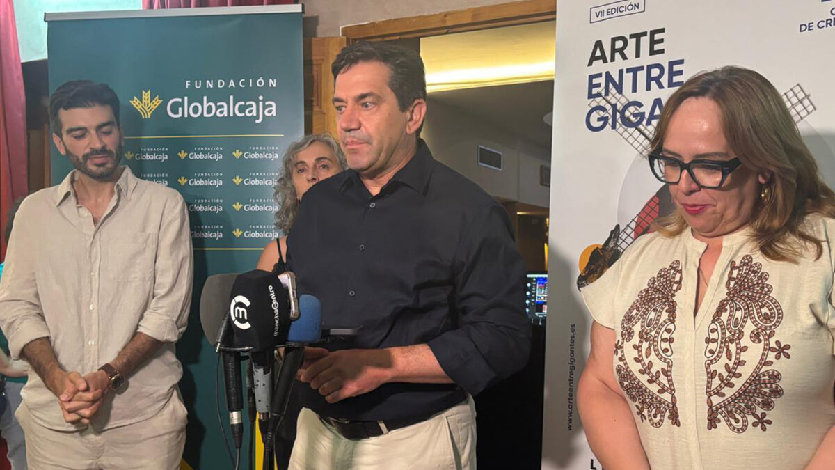 Miguel Ángel Valverde, Presidente e la Diputación de Ciudad Real en la presentación de Arte Entre Gigantes en el Teatro Cervantes de Campo de Criptana