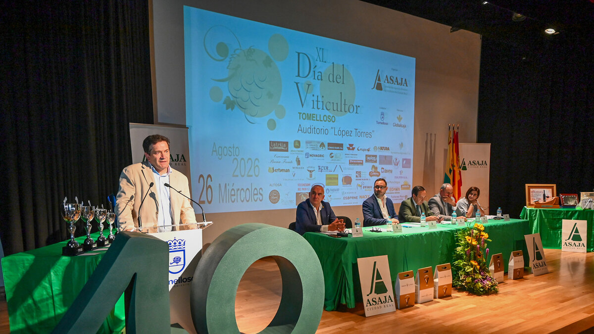 Miguel Ángel Valverde durante la celebración del 40.º Día del Viticultor en Tomelloso junto a representantes institucionales y del sector agrario.