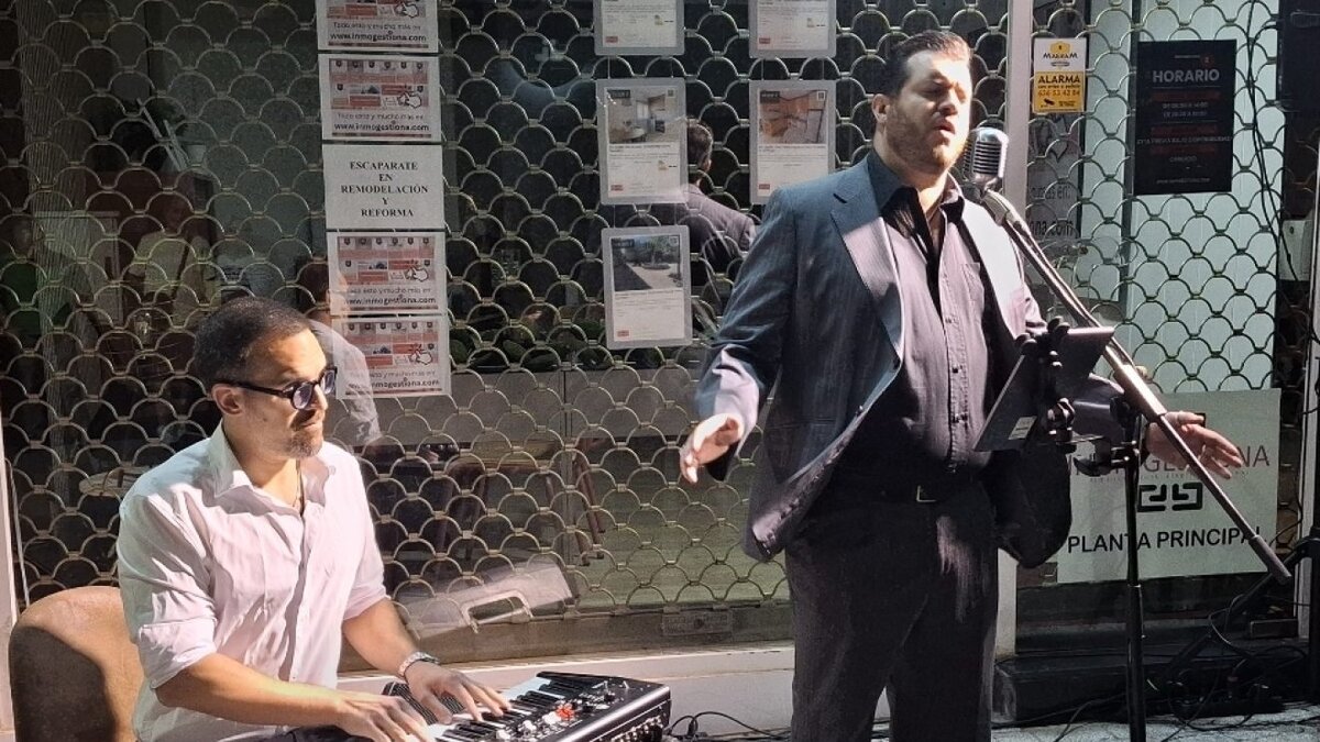 Marcos Bartolomé durante su actuación junto a Juan Ortiz al piano en el ciclo Música en la calle de Puertollano.