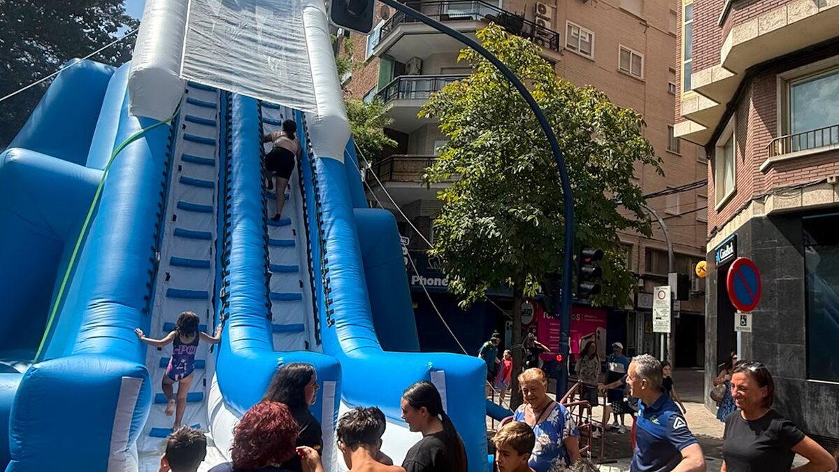 Niños y familias disfrutan de las atracciones acuáticas de la Fiesta del Agua en el Paseo de San Gregorio de Puertollano.