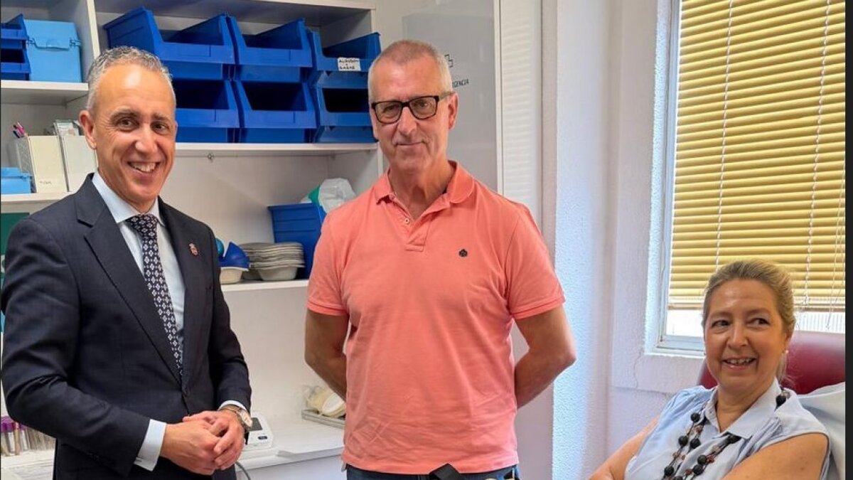 Miguel Ángel Ruiz y Manuel Alcaide Funcia firman el convenio de colaboración entre el Ayuntamiento de Puertollano y la Hermandad de Donantes de Sangre.