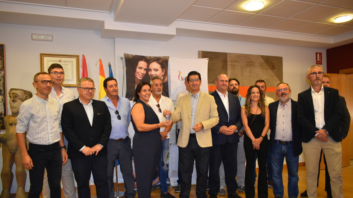 Acto de cesión de la sede de la DOP Valdepeñas a la nueva Asociación Interprofesional del Vino con la presencia de representantes del Gobierno regional.