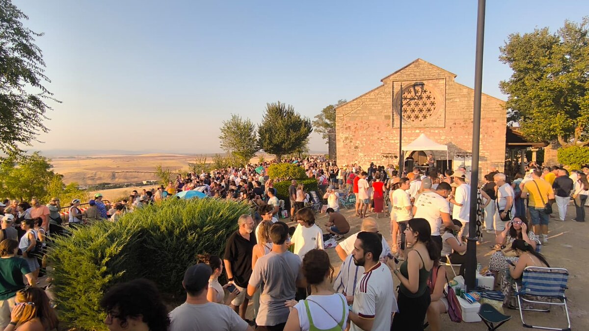 El eclipse llena el Cerro de Alarcos y reúne a más de 2.000 personas en una tarde para mirar al cielo