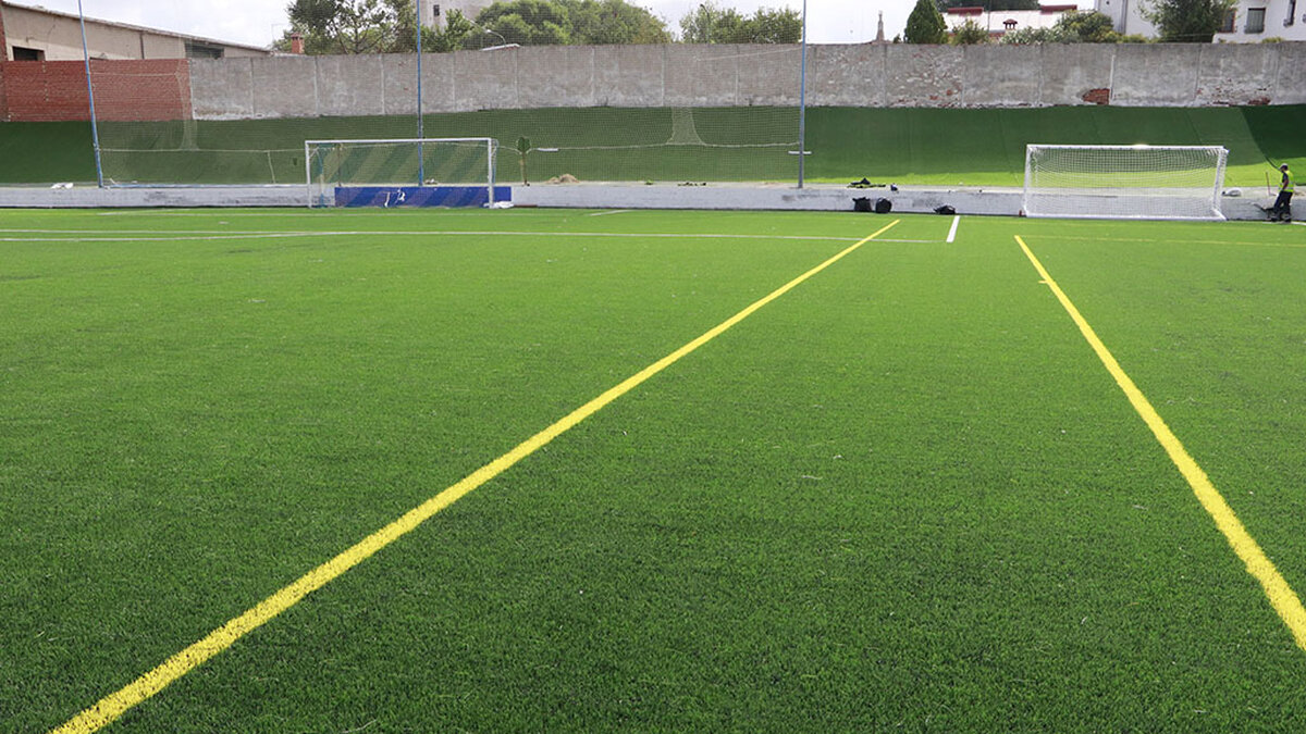 El nuevo césped artificial incorpora la línea para el campo de juego principal y otros transversales