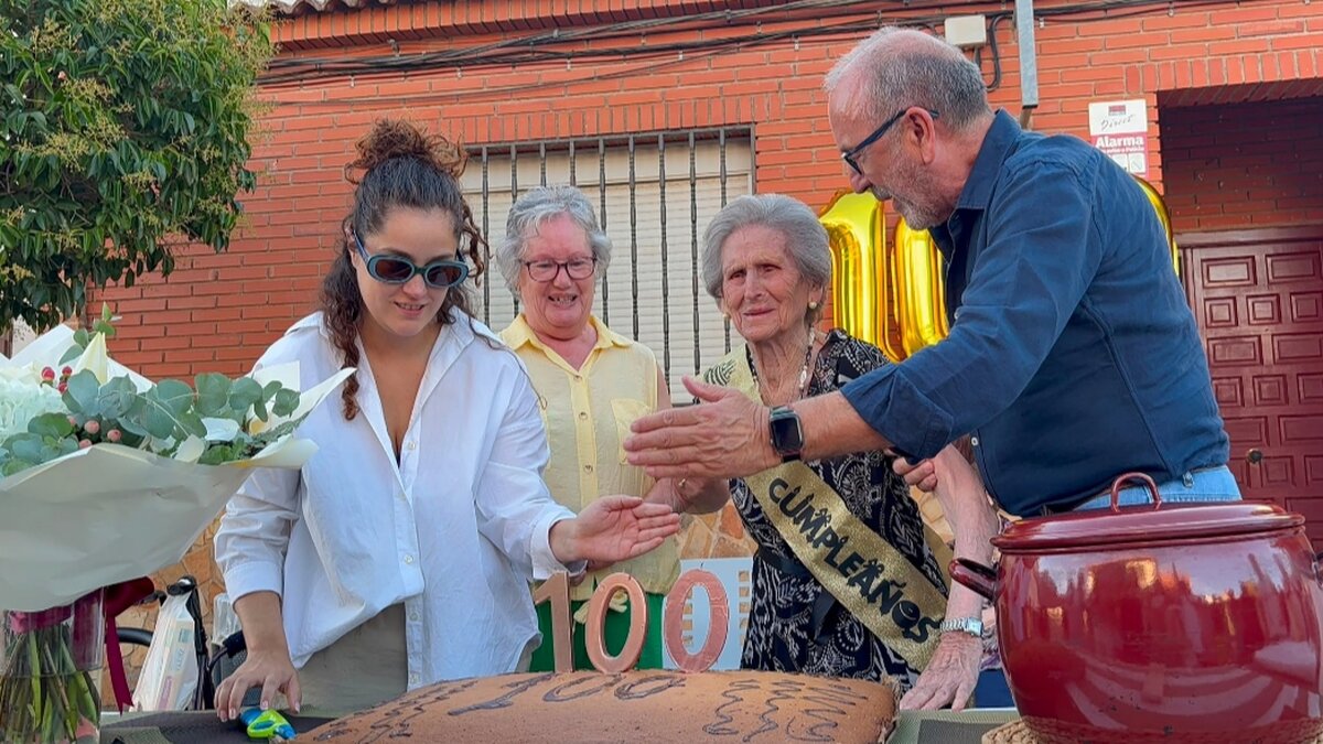 Familiares, amigos y vecinos acompañan a Eusebia Rodríguez durante la celebración de sus 100 años en Cabezarados.