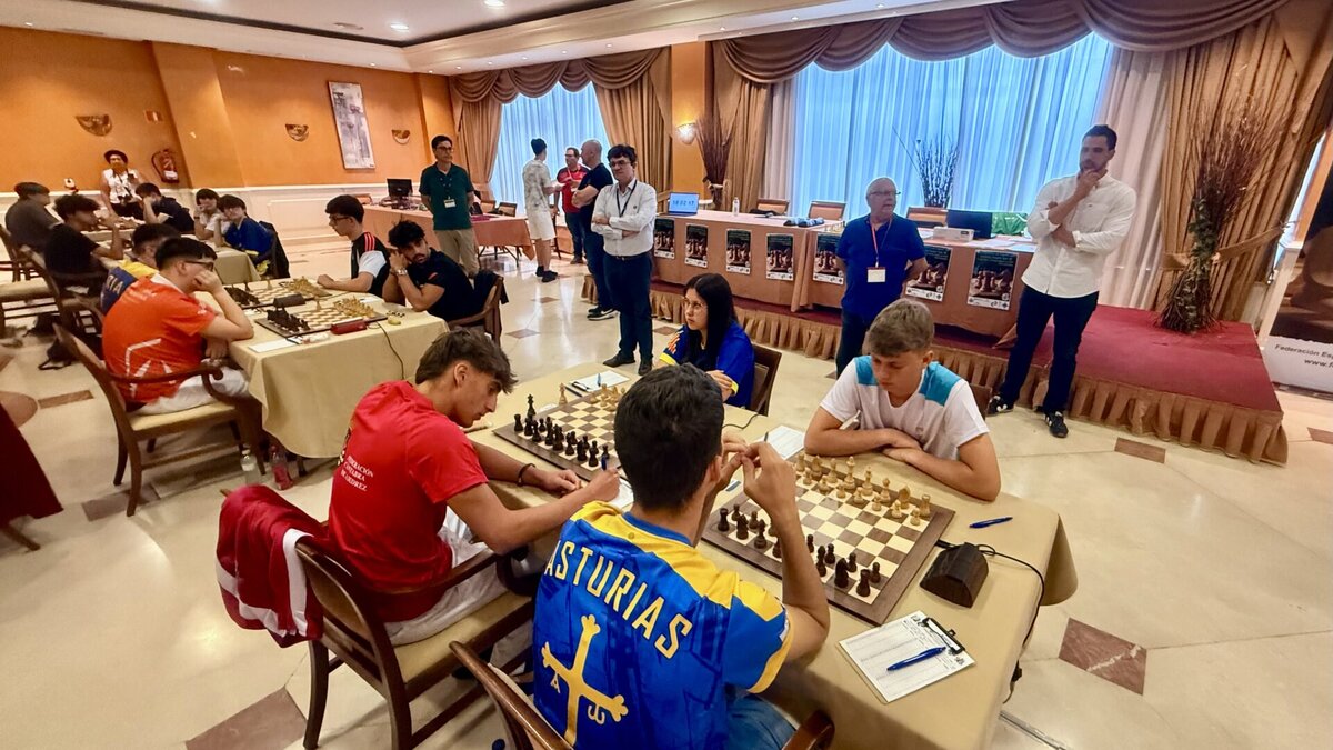 PORTADA 4 Participantes disputando una partida durante el Campeonato de España de Ajedrez Sub-18 celebrado en el Hotel Guadiana de Ciudad Real.