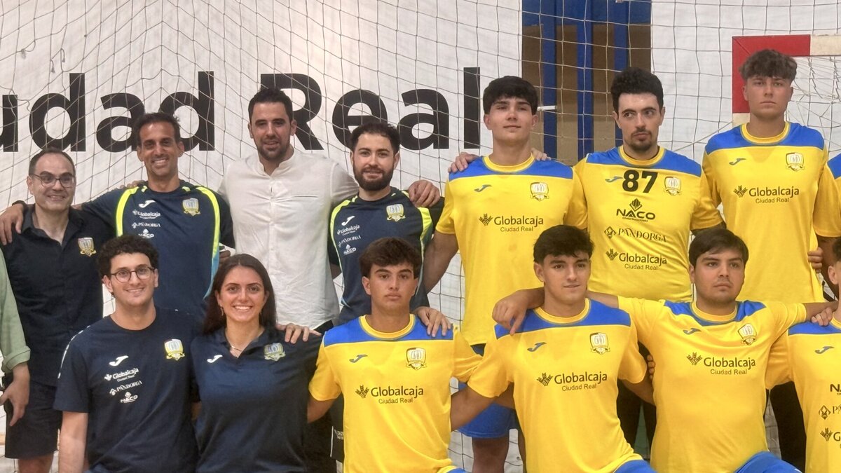 Pau Beltrán con la plantilla del BM Caserío