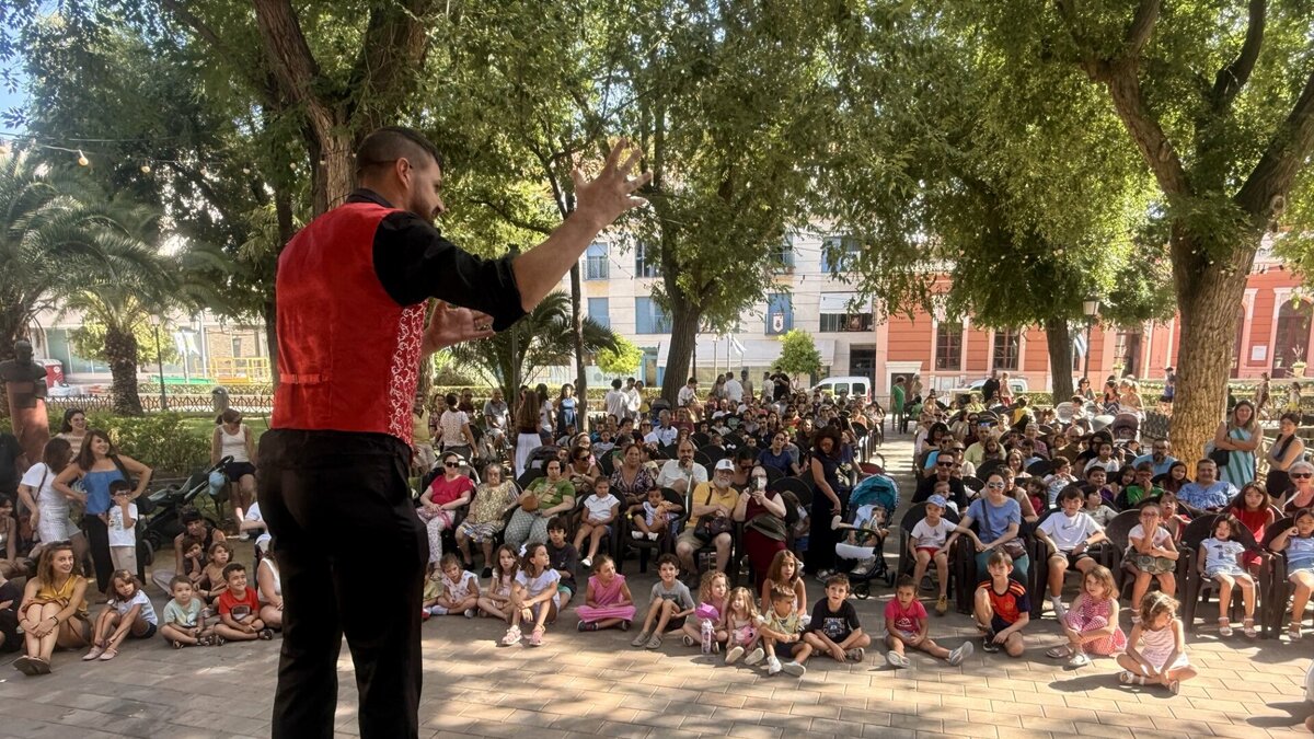 Niños y familias asisten al espectáculo de magia de Carlos Rubio en los Jardines del Prado de Ciudad Real.