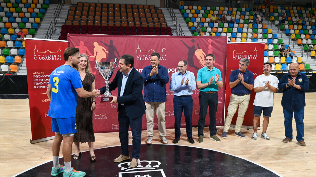 Los jugadores del Balonmano Caserío reciben el trofeo tras ganar la final disputada en el Quijote Arena de Ciudad Real.