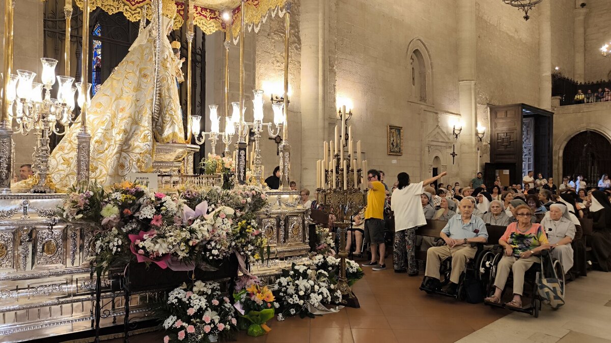 Personas mayores y enfermas participan en la Caravana Blanca ante la Virgen del Prado en la Basílica Catedral de Ciudad Real.