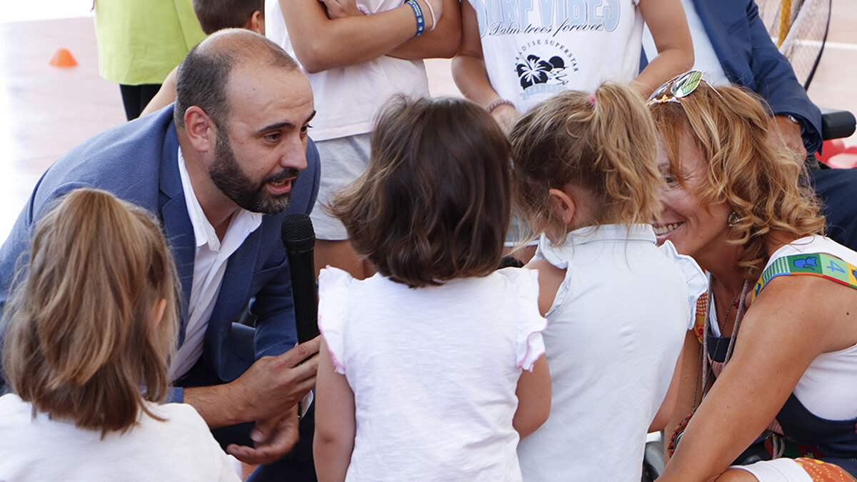 Jesús Ruiz saluda a escolares de la localidad, en una imagen de archivo