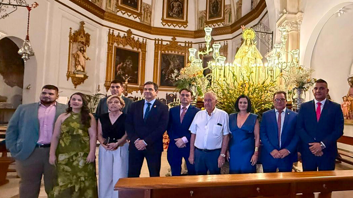 Valverde, acompañado por la portavoz del Gobierno de la Diputación, Rocío Zarco, y el alcalde de Moral de Calatrava, Manuel Torres, visitan la iglesia de San Andrés Apóstol