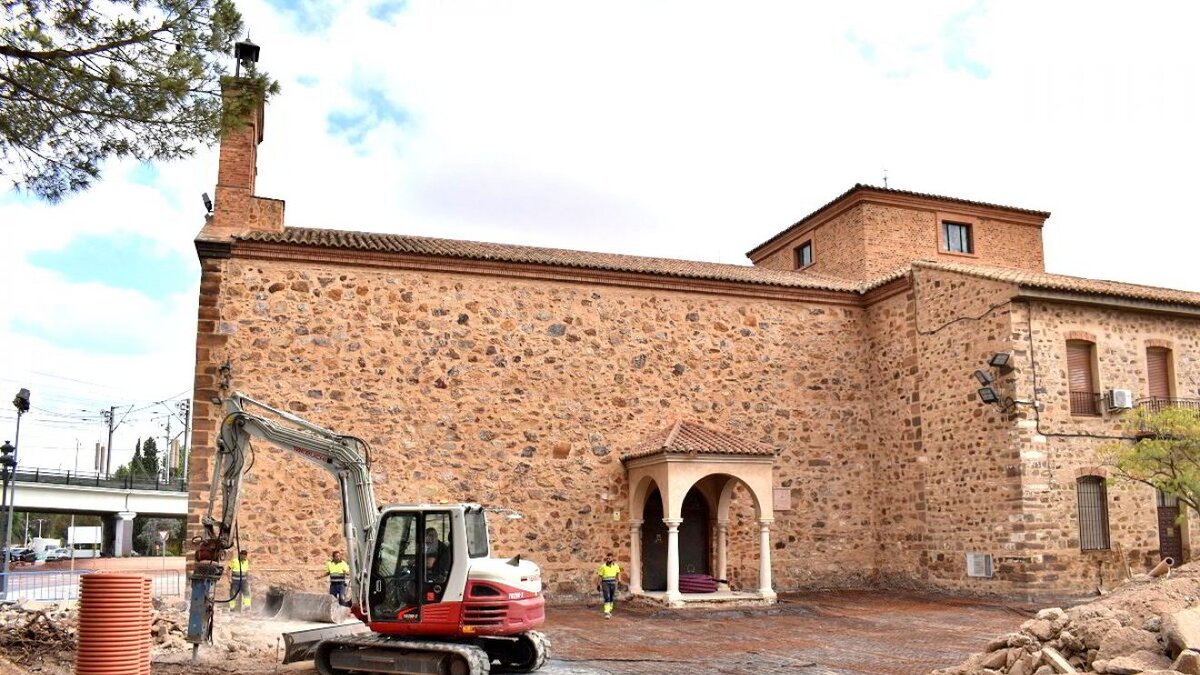 Trabajos de pavimentación en el entorno de la ermita de la Virgen de Gracia en Puertollano.