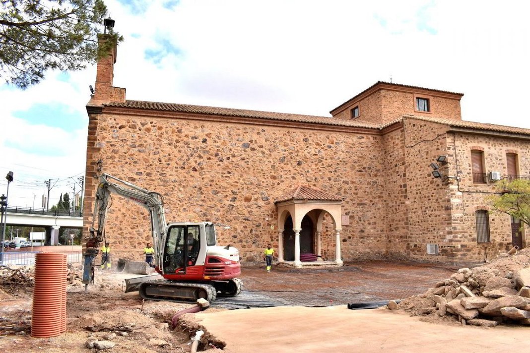 Trabajos de pavimentación en el entorno de la ermita de la Virgen de Gracia en Puertollano.