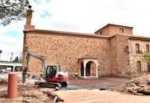 Trabajos de pavimentación en el entorno de la ermita de la Virgen de Gracia en Puertollano.