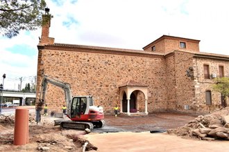 Trabajos de pavimentación en el entorno de la ermita de la Virgen de Gracia en Puertollano.