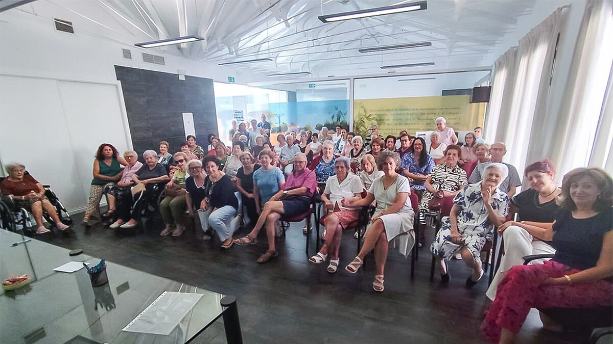 Asistentes a la charla ofrecida por Cáritas Parroquial esta mañana
