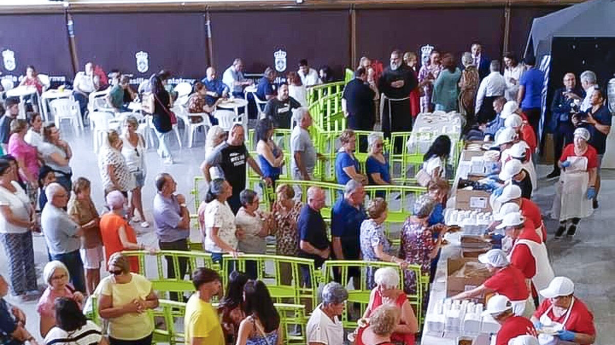 Un momento del reparto del Pisto del Hijo Ausente en Argamasilla de Calatrava