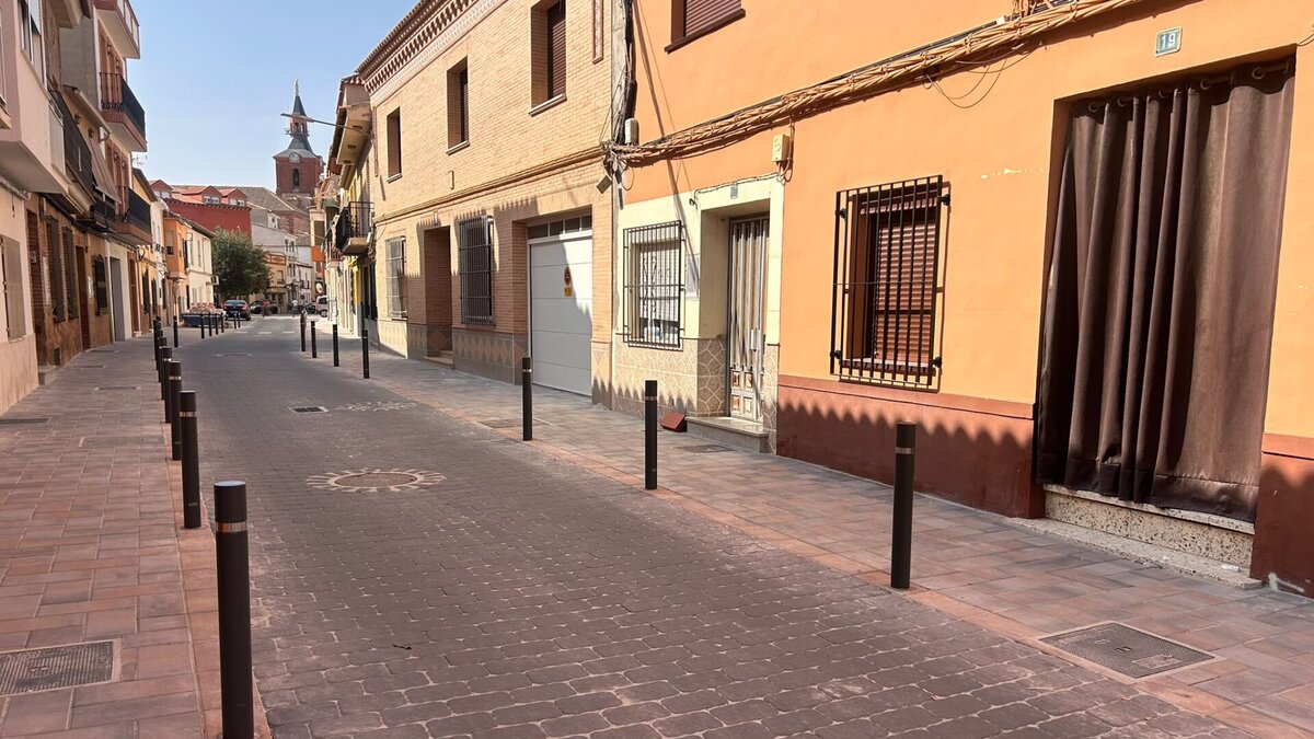 Calle Concepción de Herencia tras las obras de remodelación y semipeatonalización.
