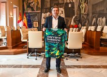 Miguel Ángel Valverde con la camiseta oficial de la Carrera Solidaria contra la ELA 2026