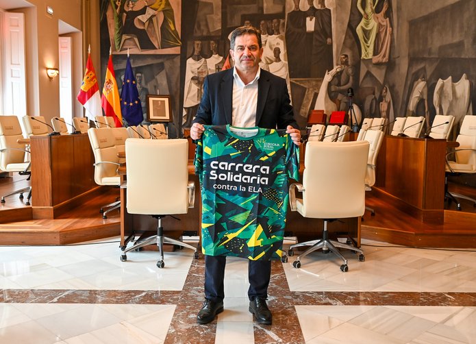 Miguel Ángel Valverde con la camiseta oficial de la Carrera Solidaria contra la ELA 2026 Miguel Ángel Valverde con la camiseta oficial de la Carrera Solidaria contra la ELA 2026