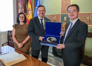 Miguel Ángel Valverde recibe a Wang Xueyong en el Palacio Provincial de Ciudad Real durante el encuentro institucional.