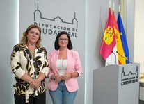 Rocío Zarco, acompañada por la diputada provincial Maribel Mansilla, informa de las ayudas aprobadas por la Diputación de Ciudad Real para residencias municipales de mayores y programas sociales.