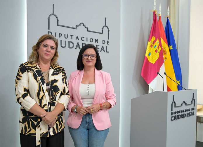Rocío Zarco, acompañada por la diputada provincial Maribel Mansilla, informa de las ayudas aprobadas por la Diputación de Ciudad Real para residencias municipales de mayores y programas sociales. Rocío Zarco, acompañada por la diputada provincial Maribel Mansilla, informa de las ayudas aprobadas por la Diputación de Ciudad Real para residencias municipales de mayores y programas sociales.
