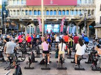 Cycling al aire libre en la Plaza Mayor
