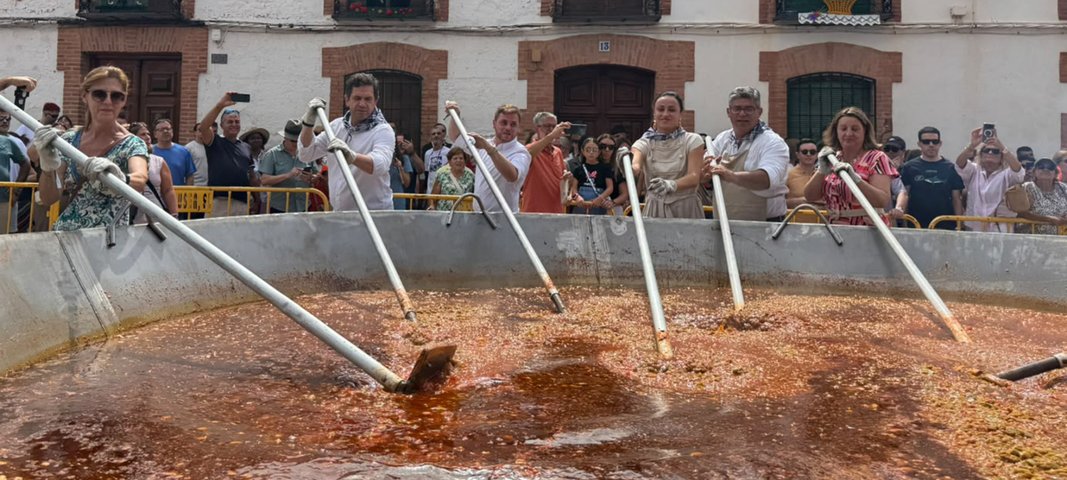 Elaboración del Pisto Más Grande del Mundo durante la Feria del Pimiento de Villanueva de los Infantes.