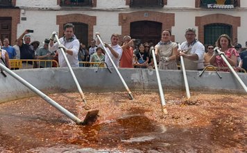 Elaboración del Pisto Más Grande del Mundo durante la Feria del Pimiento de Villanueva de los Infantes.
