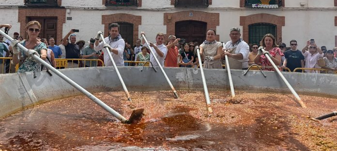 Elaboración del Pisto Más Grande del Mundo durante la Feria del Pimiento de Villanueva de los Infantes. Elaboración del Pisto Más Grande del Mundo durante la Feria del Pimiento de Villanueva de los Infantes.