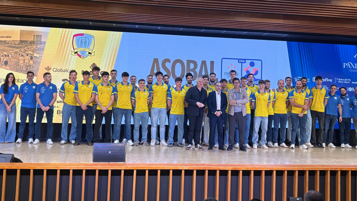 Autoridades y representantes del BM Caserío durante la presentación de la temporada 2026-2027 en IFEDI.
