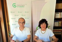 Representantes del Colegio Oficial de Farmacéuticos y la AECC de Ciudad Real durante la firma del convenio de colaboración