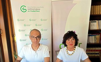 Representantes del Colegio Oficial de Farmacéuticos y la AECC de Ciudad Real durante la firma del convenio de colaboración