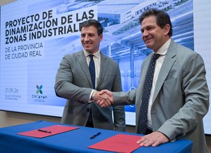 Miguel Ángel Valverde y Antonio Fernández-Pacheco durante la firma del convenio para analizar las áreas industriales de Ciudad Real