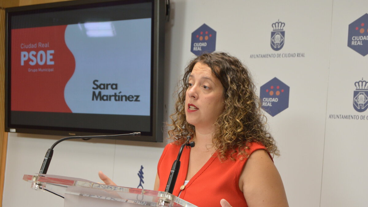 Sara Martínez durante la presentación de las mociones del PSOE para el Pleno del Ayuntamiento de Ciudad Real.