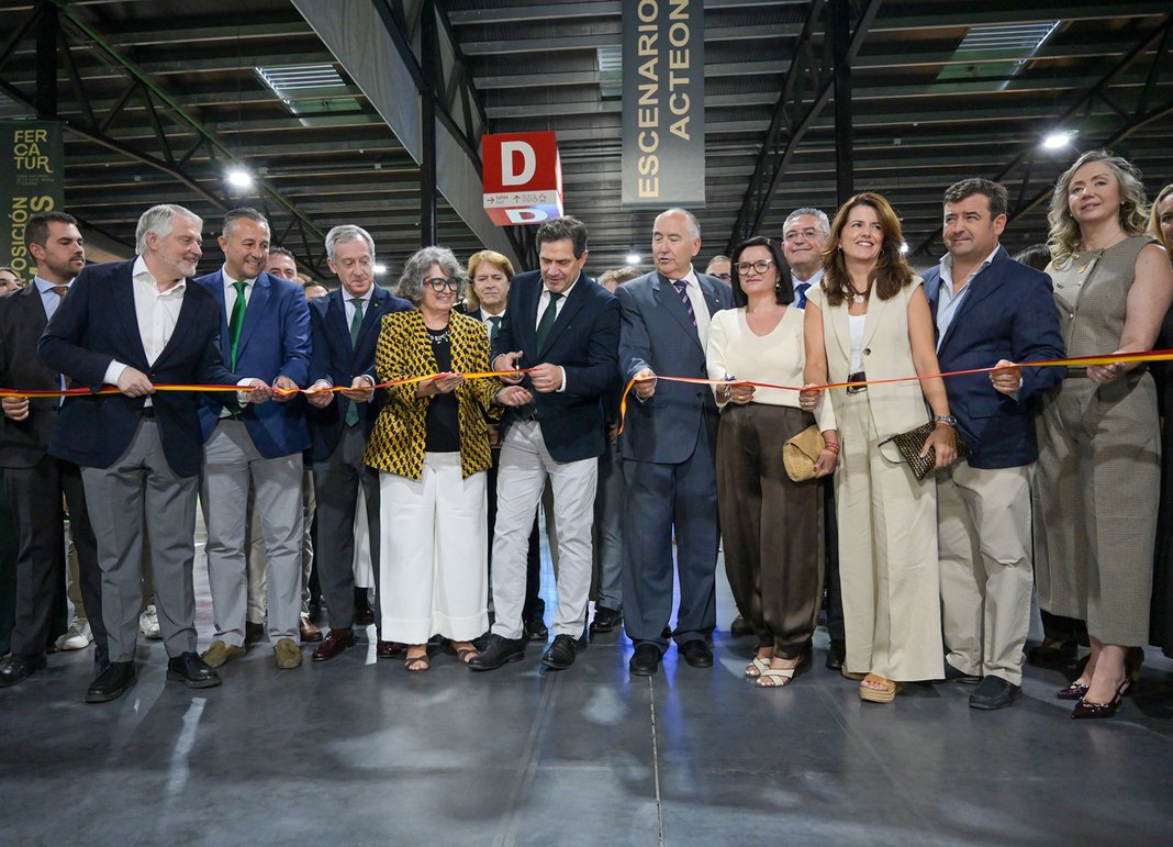 Autoridades y representantes del sector durante la inauguración de FERCATUR en el recinto ferial IFEDI de Ciudad Real.