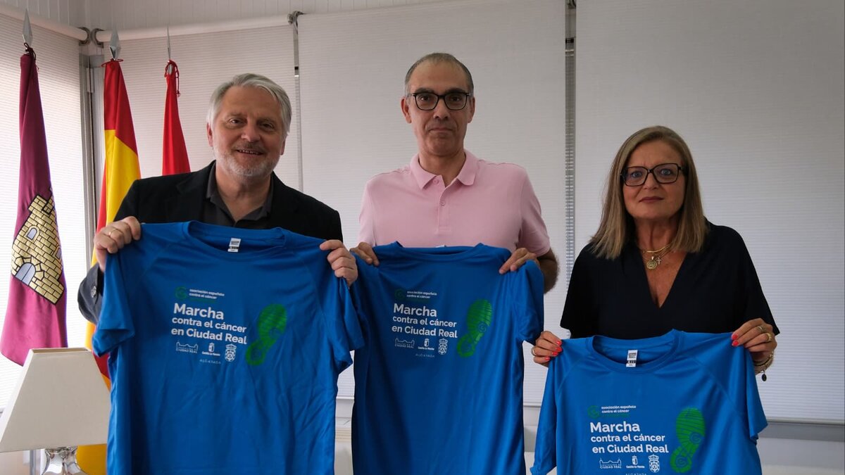 Francisco Cañizares, Aurora Galisteo y Miguel Ángel Galán presentan la V Carrera Solidaria contra el Cáncer en Ciudad Real.